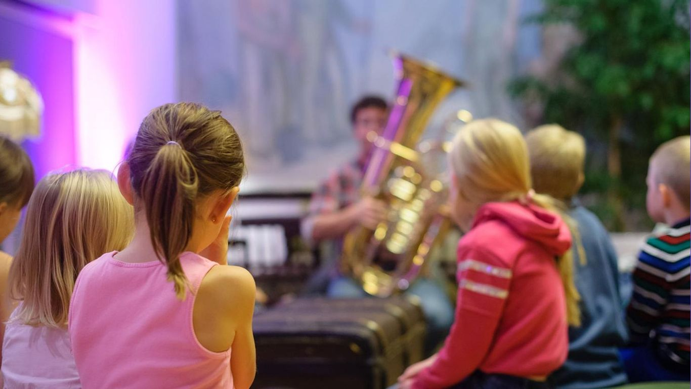 Lapsia seuraamassa soittamista