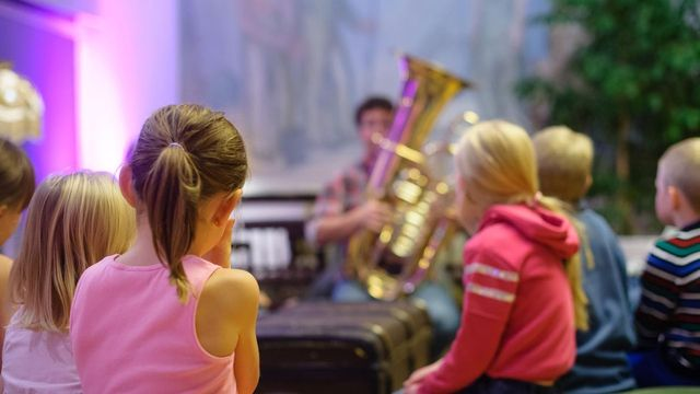 Lapsia seuraamassa soittamista