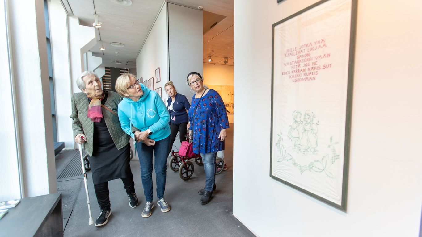Ihmisiä taidemuseossa