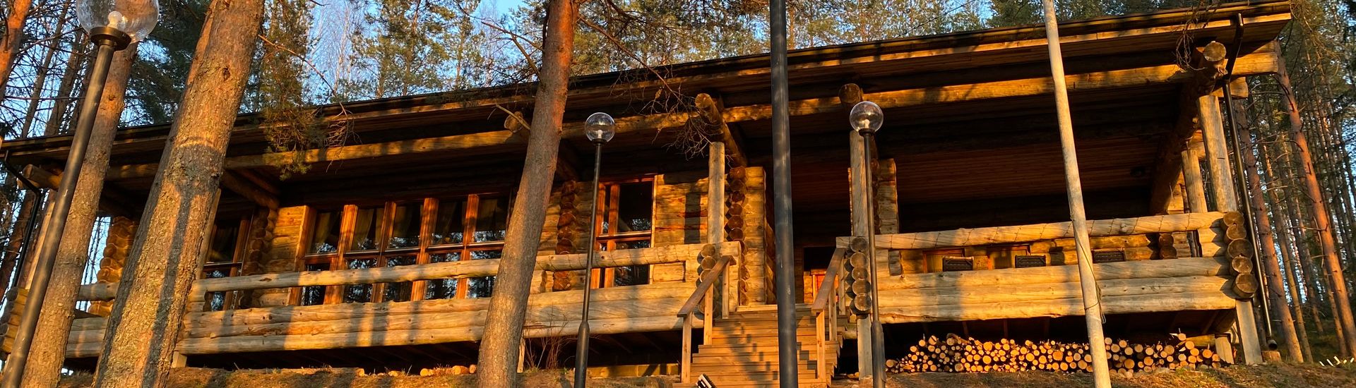 Villa Muurlan kelohonkahuvila iltatunnelmassa