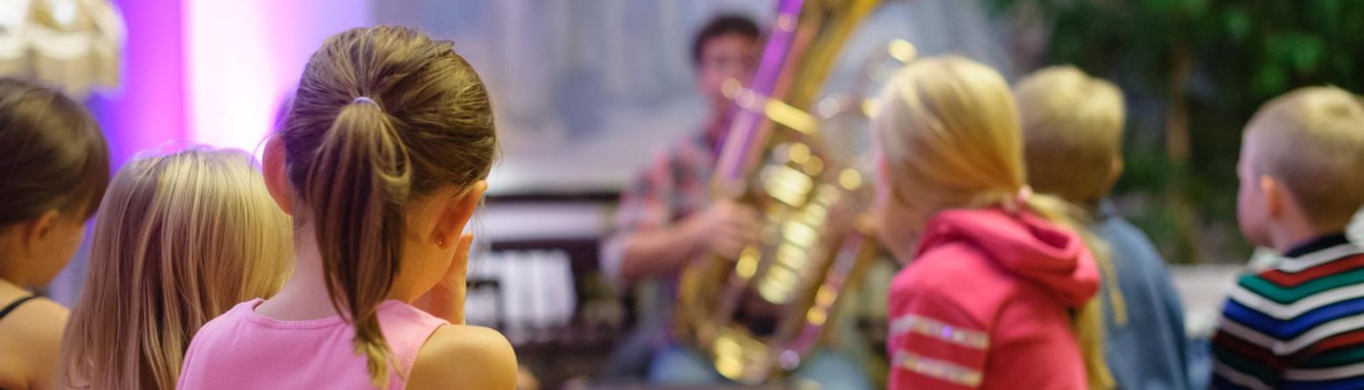 Lapsia seuraamassa soittamista