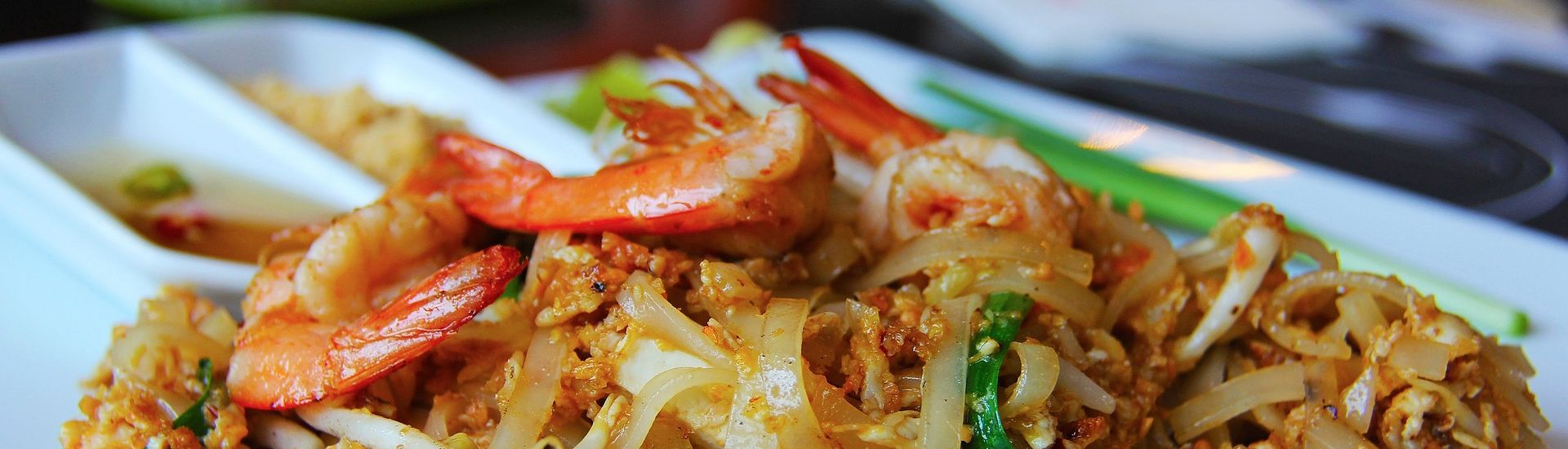 Thaimaalaisia annoksia BKK by Thai Food Companyn buffetpöydässä