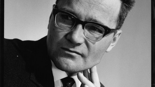 Kuvassa on kirjailija-professori Kalle Päätalo.